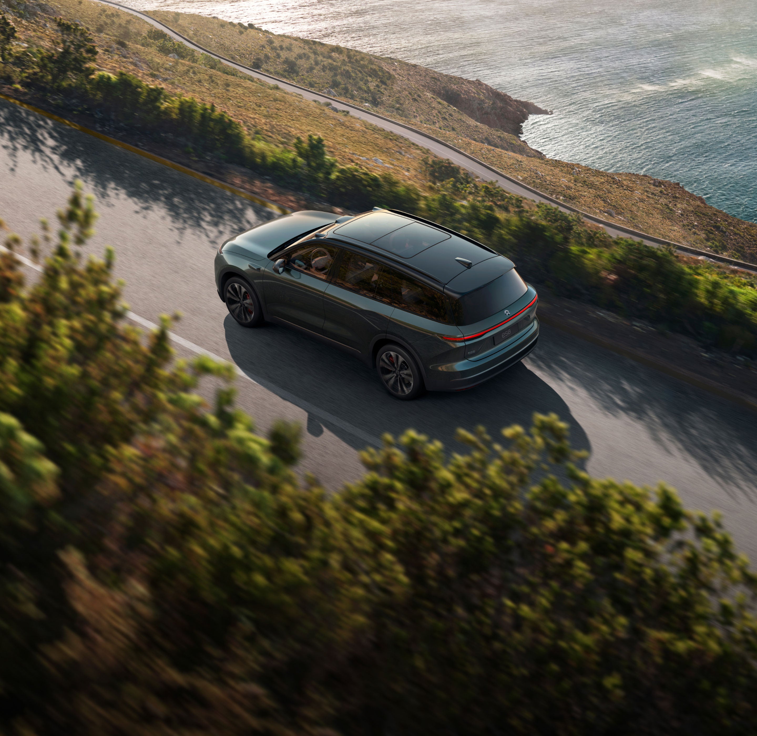 ES8 is equipped with a 180kW permanent magnet front motor and a 300kW induction rear motor based on NIO's next-generation high-efficiency electric drive system, achieving a perfect balance between a long range and high performance. In addition, an SiC power module further optimizes the vehicle's energy consumption. ES8 is equipped with a 180kW permanent magnet front motor and a 300kW induction rear motor based on NIO's next-generation high-efficiency electric drive system, achieving a perfect balance between a long range and high performance. In addition, an SiC power module further optimizes the vehicle's energy consumption.