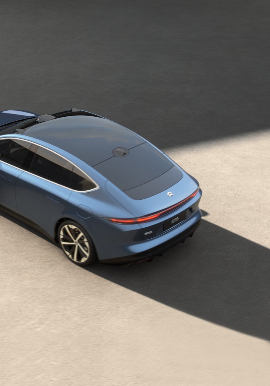 Streamlined roofline connects to the pronounced shoulders to form an eye-catching ducktail spoiler. Streamlined roofline connects to the pronounced shoulders to form an eye-catching ducktail spoiler.