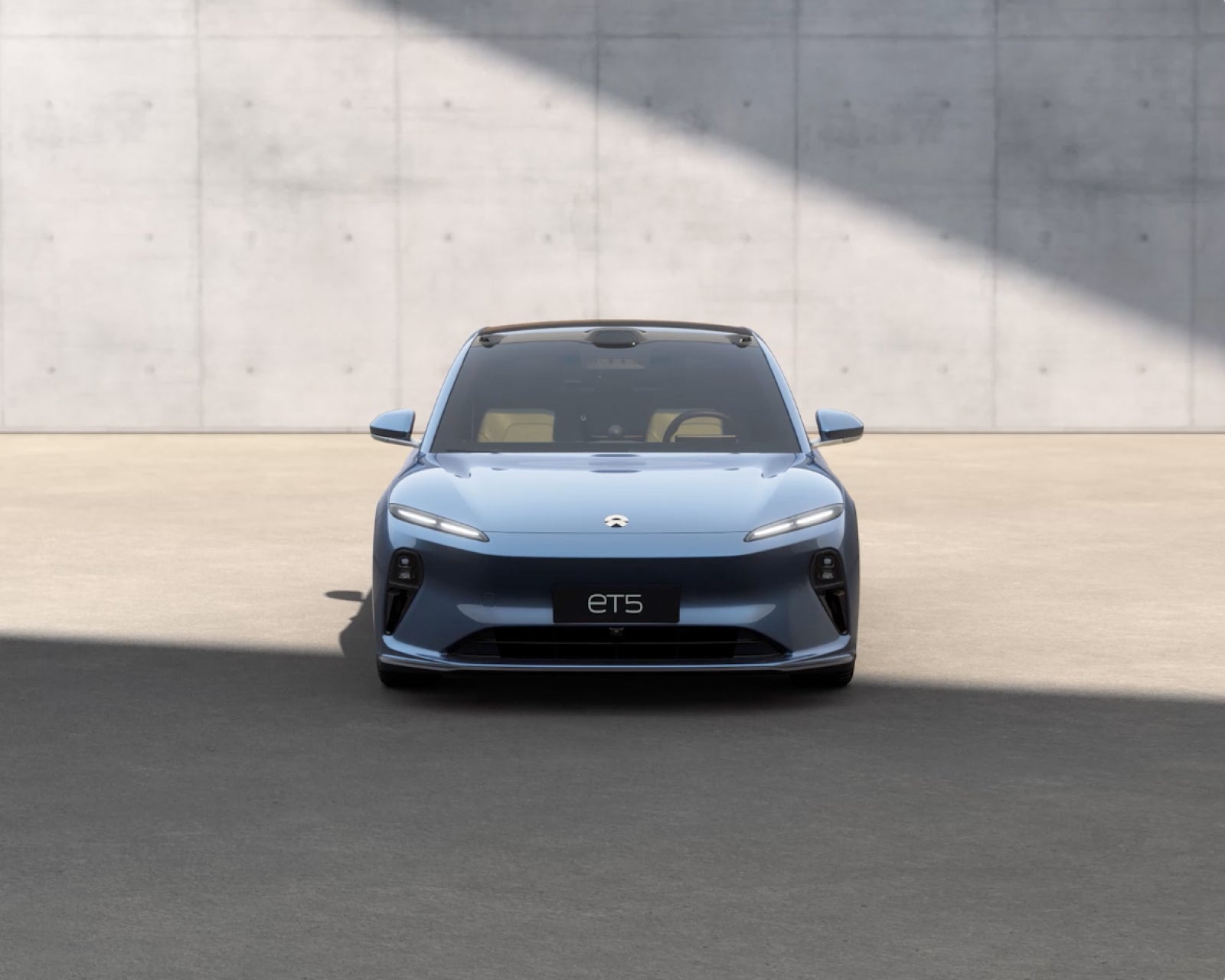 Muscular feature lines on the hood accentuate NIO's iconic fascia design. Double-Dash daytime running lights and integrated LED headlights outline an imposing look. Muscular feature lines on the hood accentuate NIO's iconic fascia design. Double-Dash daytime running lights and integrated LED headlights outline an imposing look.